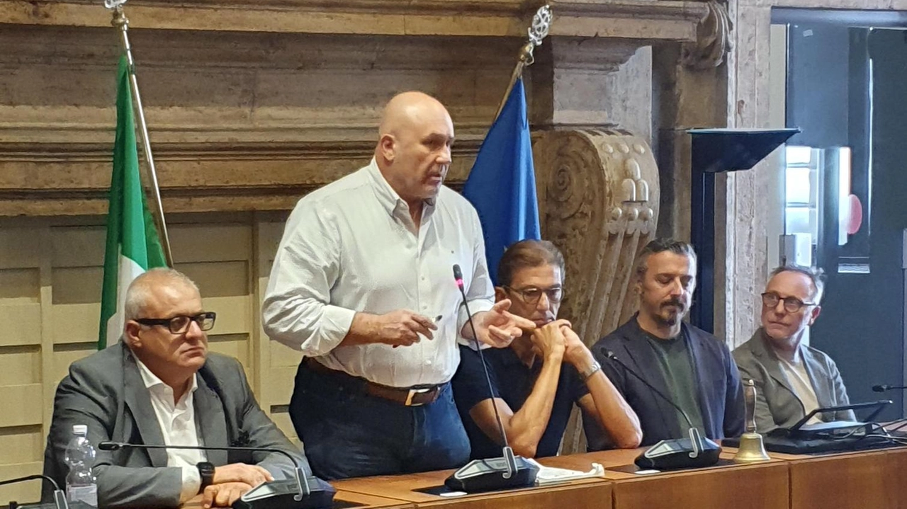 Il sindaco Bandecchi durante la conferenza stampa a Palazzo Spada Il sindaco Bandecchi durante la conferenza stampa a Palazzo Spada