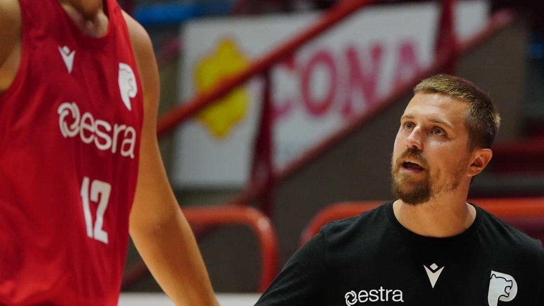 Dopo aver osservato per la prima volta all’opera i suoi ragazzi nello scrimmage che li ha visti opposti a La...