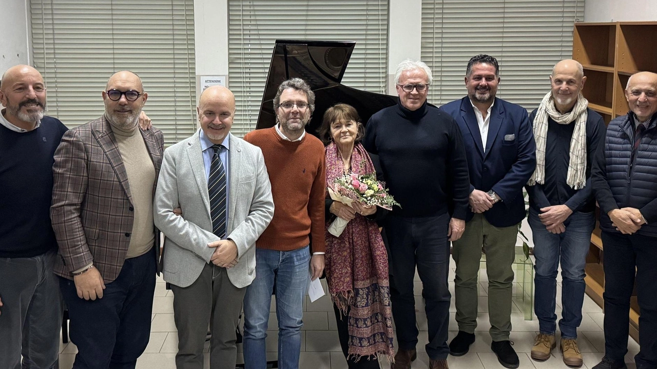 La scultrice Emily Tacita Young di nazionalità inglese ma ormai maremmana di adozione, ha donato il prezioso pianoforte La scultrice Emily Tacita Young di nazionalità inglese ma ormai maremmana di adozione, ha donato il prezioso pianoforte