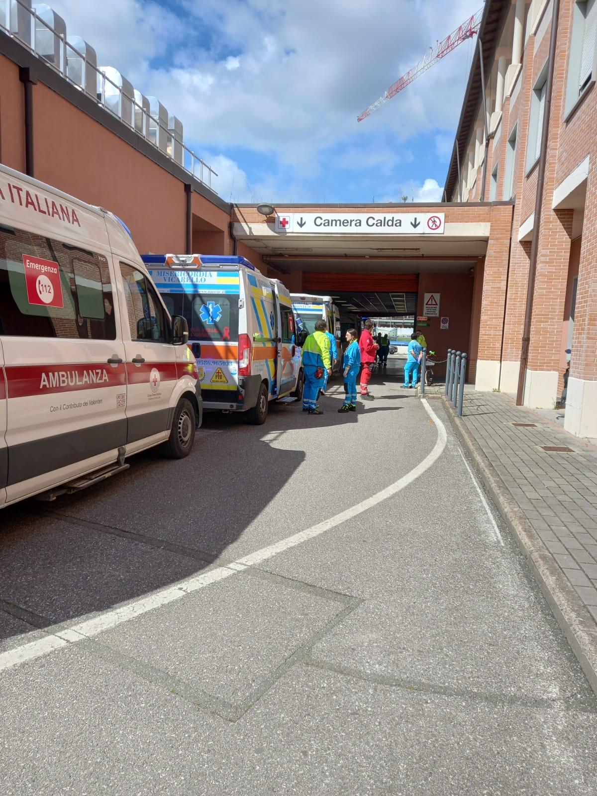 Pisa, ambulanze in fila per ore a Cisanello: "Così non si può più andare avanti" Pisa, ambulanze in fila per ore a Cisanello: "Così non si può più andare avanti"
