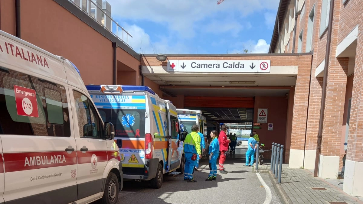 Le ambulanze in coda al pronto soccorso dell'ospedale di Cisanello Le ambulanze in coda al pronto soccorso dell'ospedale di Cisanello