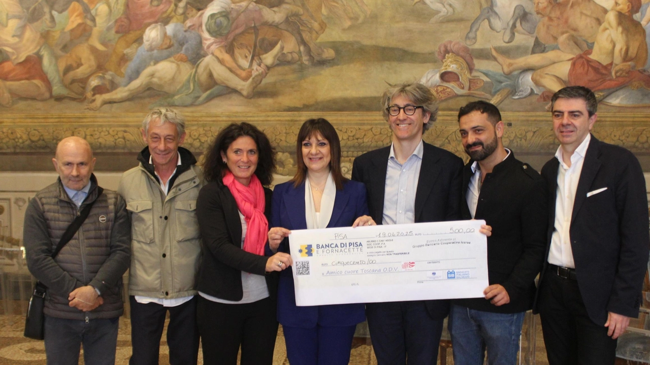 La consegna dell’assegno da 500 euro da parte del Sindacato Italiano Balneari (SIB) Confcommercio Provincia di Pisa hall’associazione benefica Amico Cuore Toscana ODV