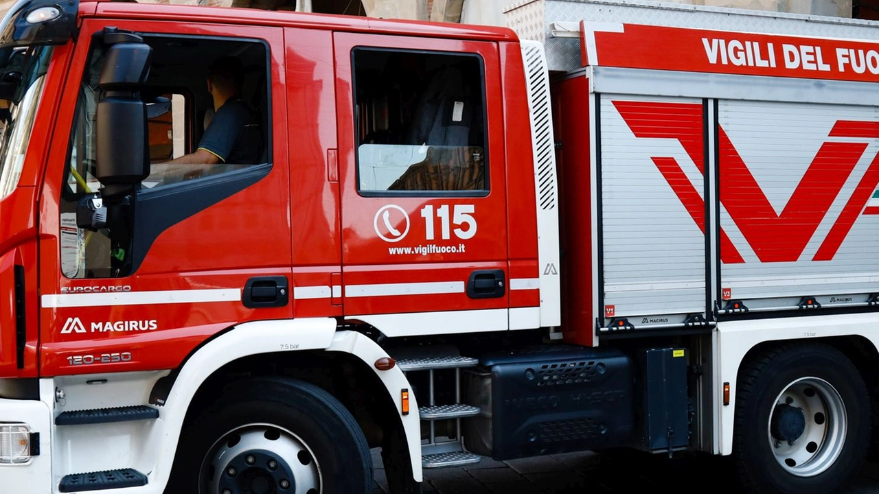 I vigili del fuoco in una foto di repertorio. Il ribaltamento della cisterna ha provocato non pochi disagi I vigili del fuoco in una foto di repertorio. Il ribaltamento della cisterna ha provocato non pochi disagi