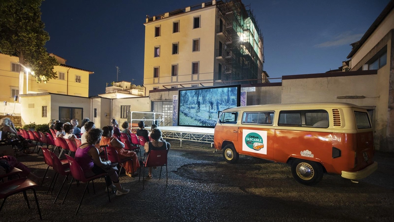 Da lunedì ’Cinema Tascabile’ con il suo proiettore a bordo dell’iconico furgoncino Da lunedì ’Cinema Tascabile’ con il suo proiettore a bordo dell’iconico furgoncino