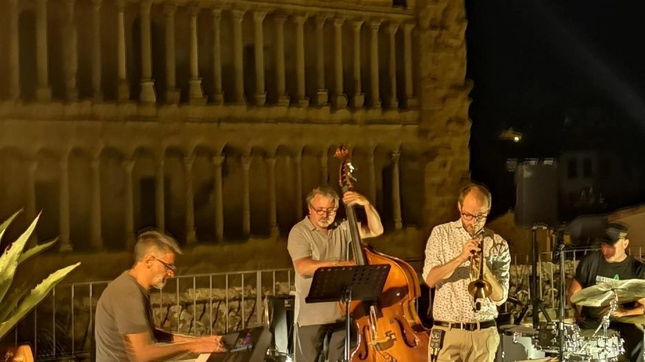 Il quintetto di Cinelli lancia l’evento sulla terrazza di Casa Bruschi. Prima di tre serate .