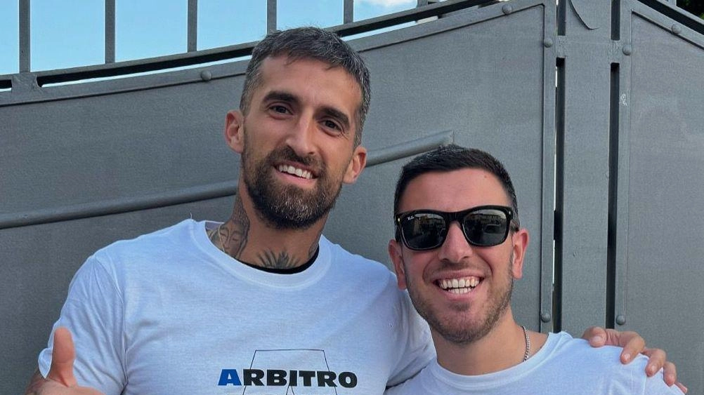Il capitano nerazzurro Antonio Caracciolo con Filippo Ignacchiti, in arte e sul web Pippetto Il capitano nerazzurro Antonio Caracciolo con Filippo Ignacchiti, in arte e sul web Pippetto