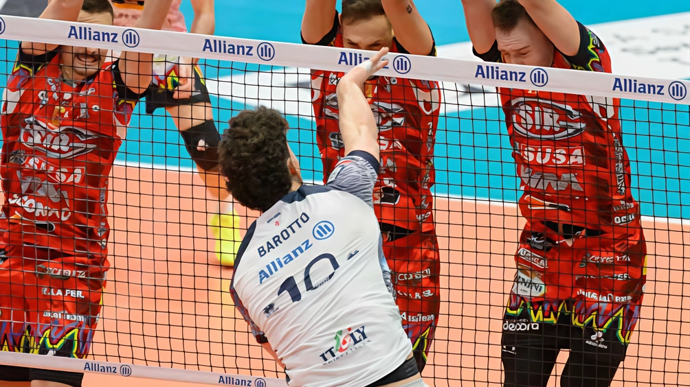 Vittoria in rimonta ma netta della capolista davanti a novemila spettatori Vittoria in rimonta ma netta della capolista davanti a novemila spettatori