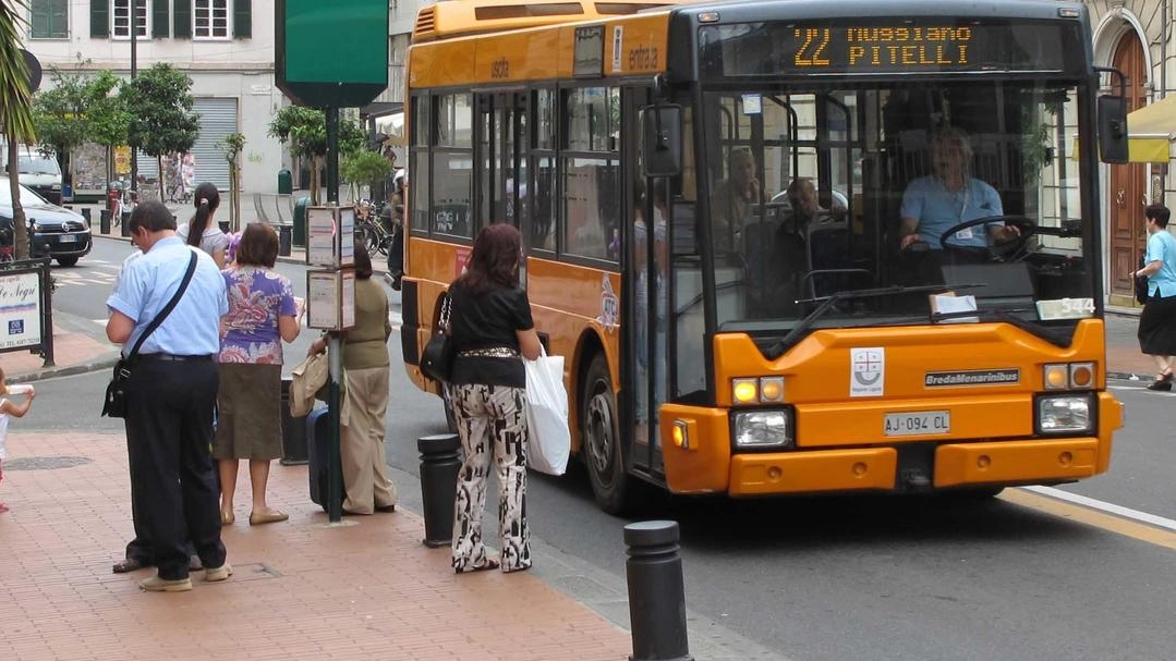 Un bus di Atc in servizio in una linea urbana (. foto di repertorio Un bus di Atc in servizio in una linea urbana (. foto di repertorio