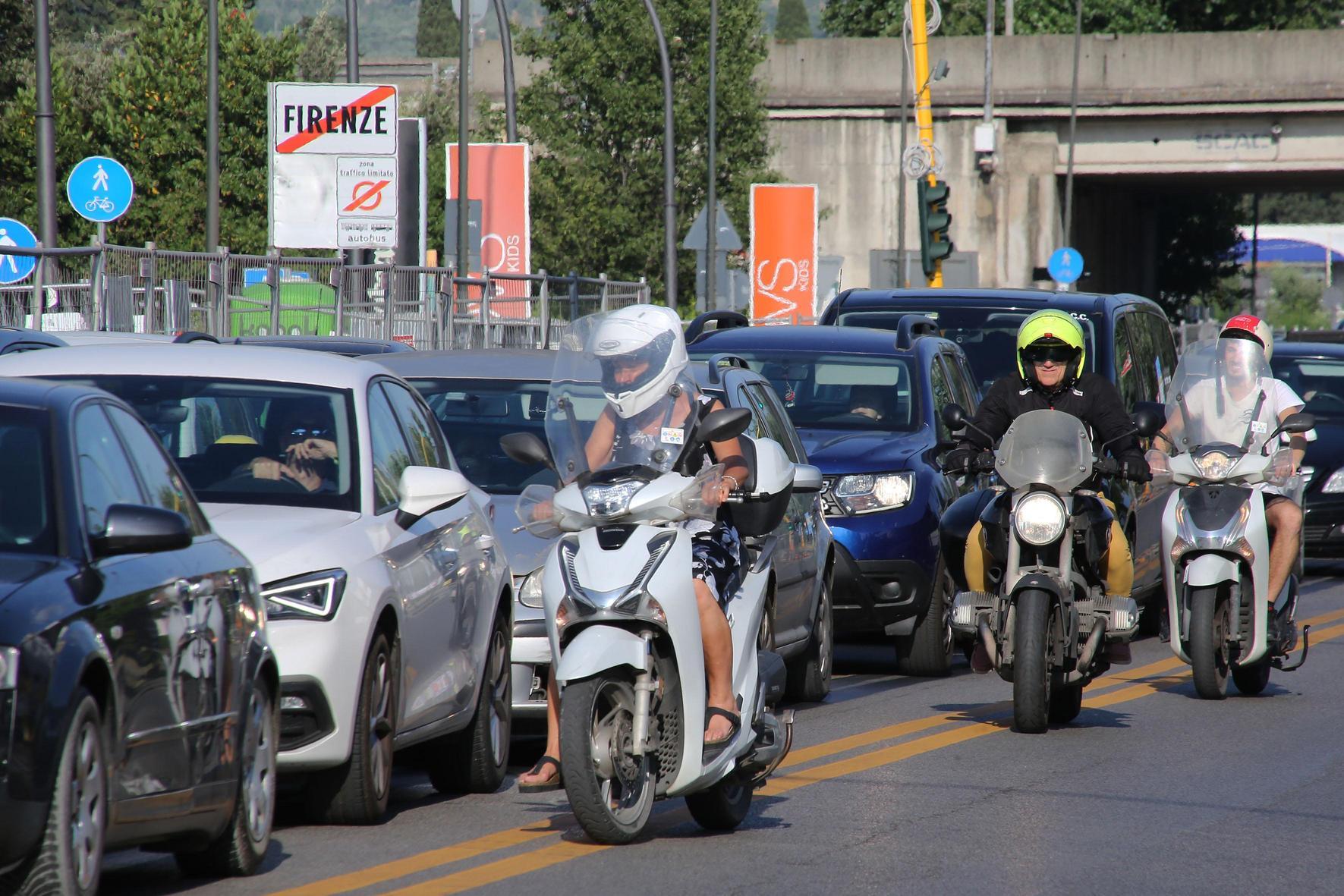 cantieri come funghi 232 paralisi traffico impazzito sull8217indiano caos viale europa mai un vigile
