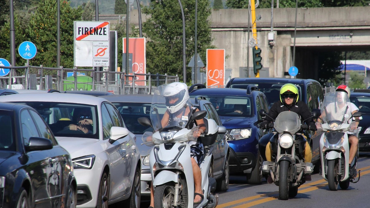 Cantieri come funghi, è paralisi. Traffico impazzito sull’Indiano. Caos viale Europa: "Mai un vigile"