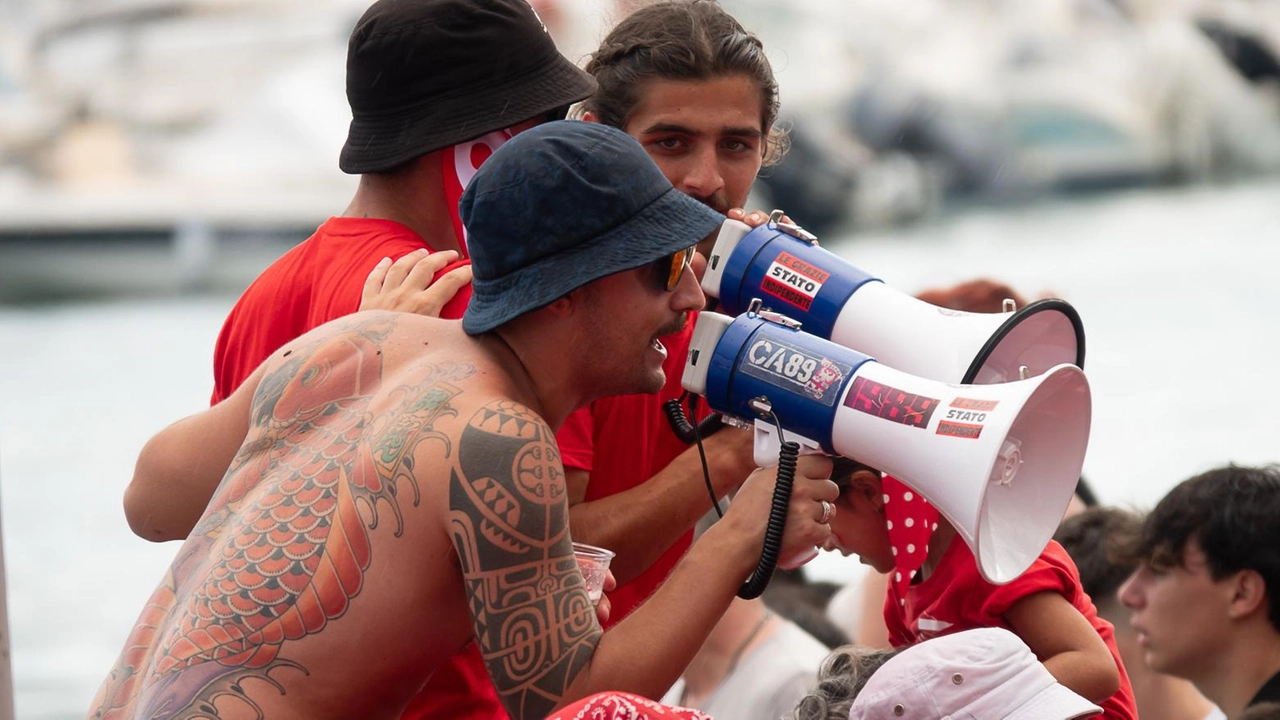 Tifosi delle Grazie alla passeggiata Morin durante l’ultima edizione del Palio del Golfo (foto Frascatore) Tifosi delle Grazie alla passeggiata Morin durante l’ultima edizione del Palio del Golfo (foto Frascatore)