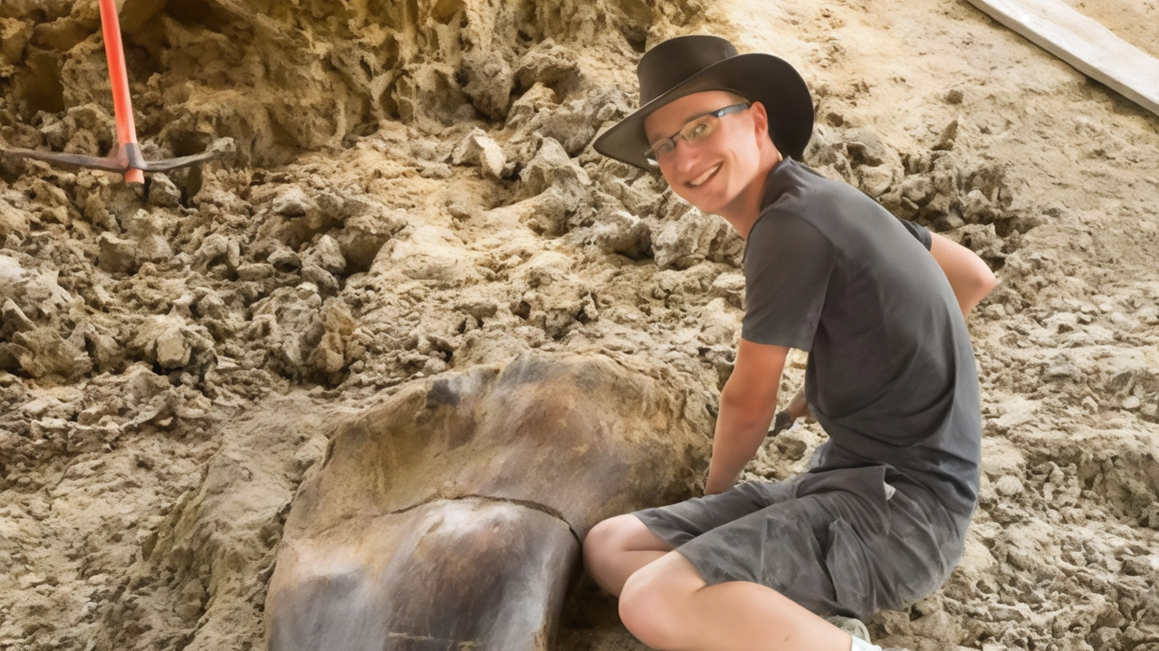 Il sindaco di Cavriglia sorprende con due scherzi: l'arrivo del San Carlone e la scoperta di un Tyrannosaurus Rex.