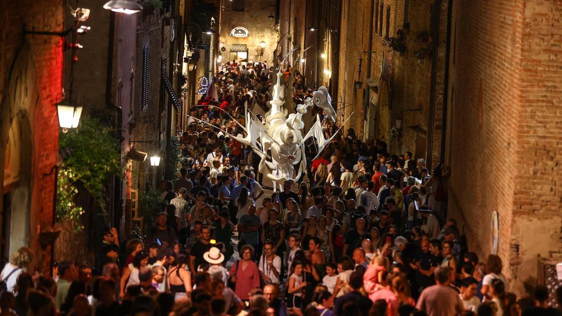 Mercantia, debutto col botto. Nel borgo regna la vera magia Mercantia, debutto col botto. Nel borgo regna la vera magia