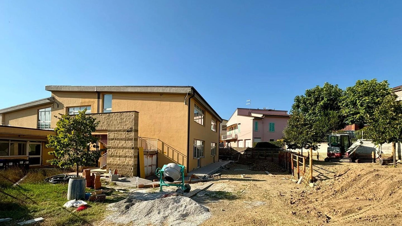 I lavori in corso al giardino della primaria a La Rotta e l’esterno ormai praticamente concluso della scuola della Borra I lavori in corso al giardino della primaria a La Rotta e l’esterno ormai praticamente concluso della scuola della Borra