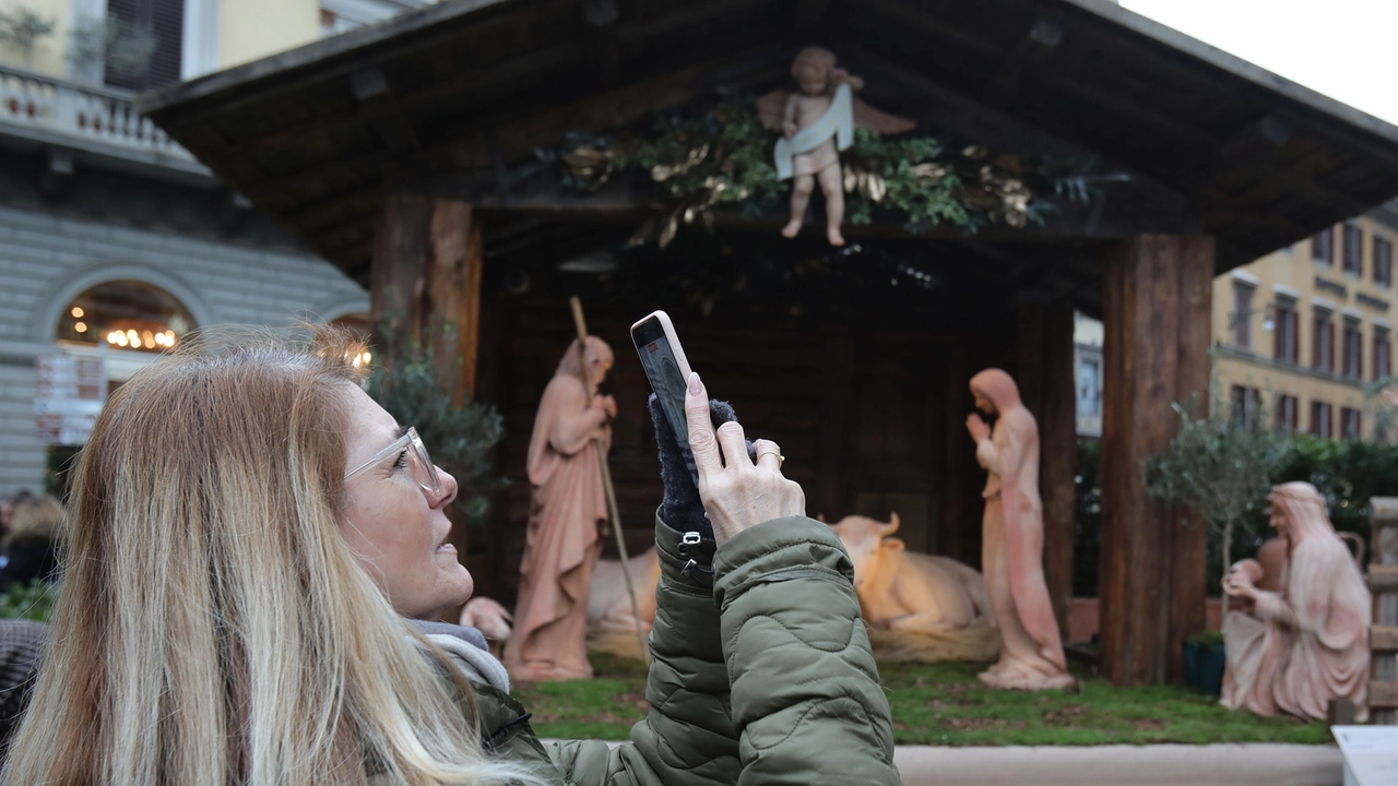 Il presepe di terracotta in piazza Duomo a Firenze (Foto Marco Mori /New Press Photo) Il presepe di terracotta in piazza Duomo a Firenze (Foto Marco Mori /New Press Photo)
