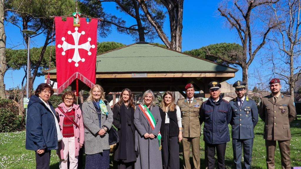 Taglio del nastro ieri mattina per il gazebo nel giardino Alfredo Solarino, di fronte all’ingresso della casa circondariale di Pisa Taglio del nastro ieri mattina per il gazebo nel giardino Alfredo Solarino, di fronte all’ingresso della casa circondariale di Pisa
