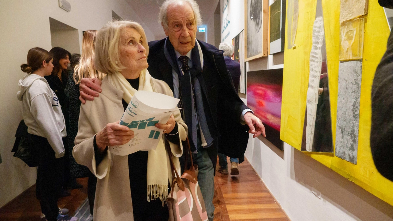 Grande partecipazione al museo per ammirare le opere di pittori e scultori intervistati da La Nazione. Oggi per i nostri lettori in abbinamento col quotidiano il volume curato dalla redazione spezzina. Grande partecipazione al museo per ammirare le opere di pittori e scultori intervistati da La Nazione. Oggi per i nostri lettori in abbinamento col quotidiano il volume curato dalla redazione spezzina.