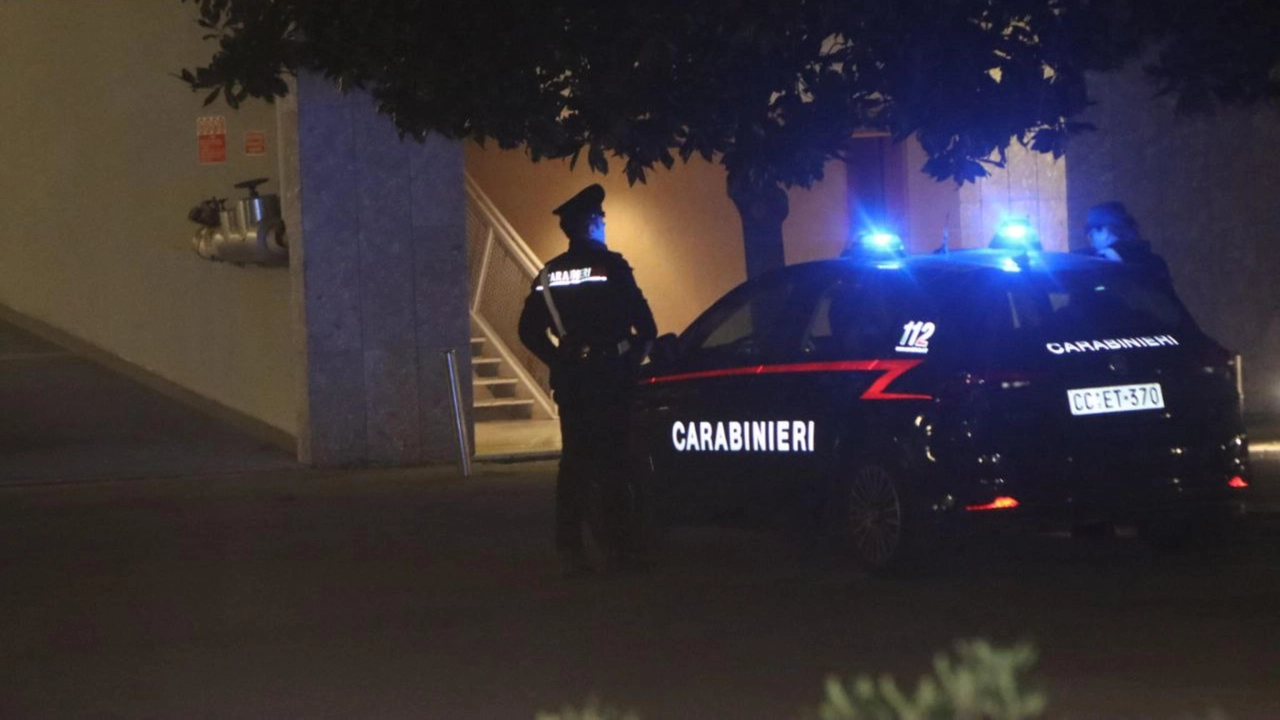 Sul posto sono arrivati i carabinieri. L’uomo, un lucchese di 62 anni, è stato denunciato per atti osceni in luogo pubblico alla presenza di minori
