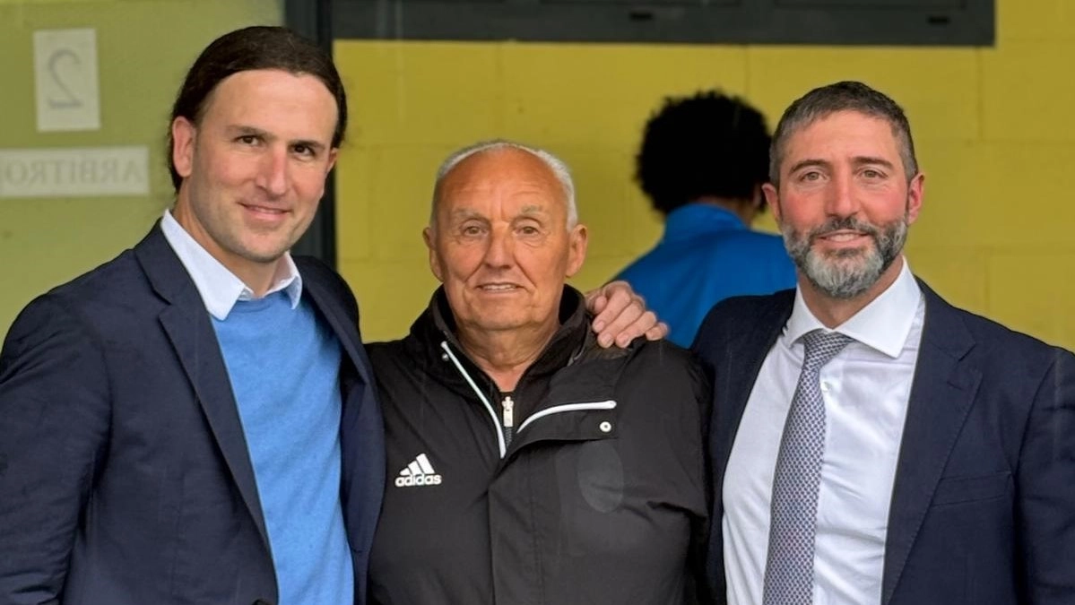 Da sinistra Gregory Fancelli, il ds Del Grosso e il presidente Iacopo Innocenti Da sinistra Gregory Fancelli, il ds Del Grosso e il presidente Iacopo Innocenti