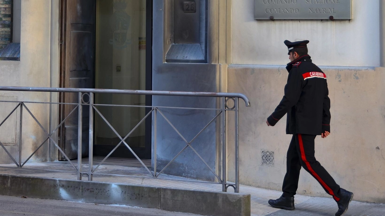 Sopra l’attentato alla linea Av; sotto il tentato incendio alla caserma