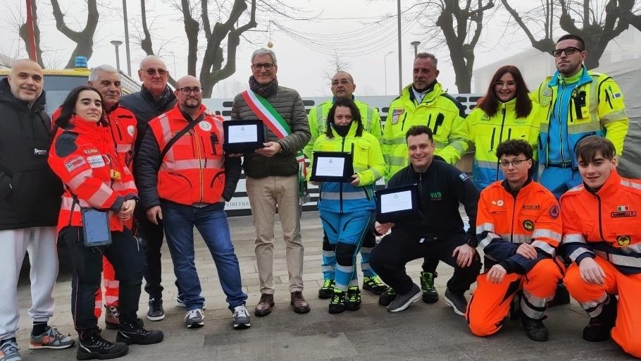 Ai rappresentanti delle associazioni è stata consegnata una targa come riconoscimento per il loro impegno nell’attività di protezione civile Ai rappresentanti delle associazioni è stata consegnata una targa come riconoscimento per il loro impegno nell’attività di protezione civile