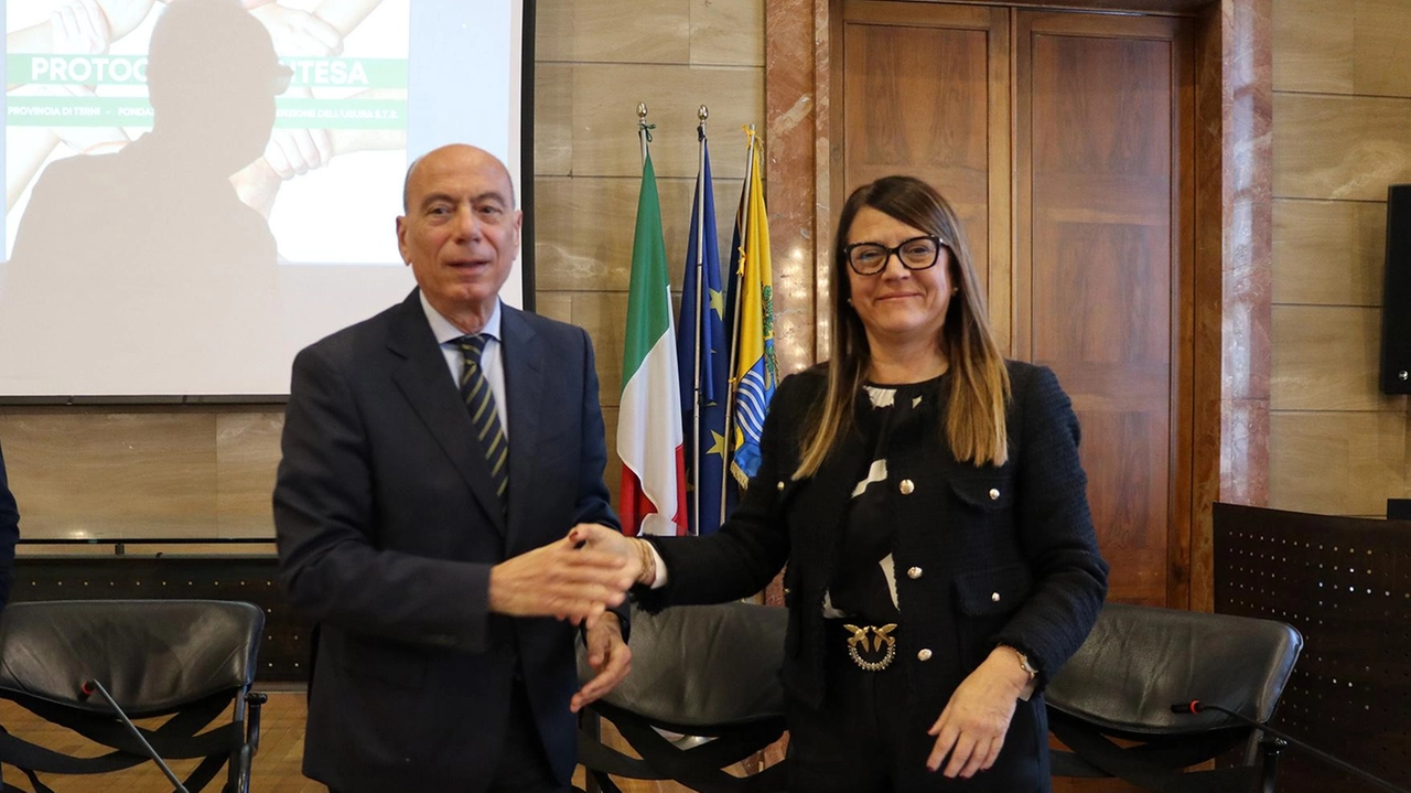 Il presidente della Fondazione umbra Antiusura, Fausto Cardella, e la presidente della Provincia di Terni, Laura Pernazza Il presidente della Fondazione umbra Antiusura, Fausto Cardella, e la presidente della Provincia di Terni, Laura Pernazza