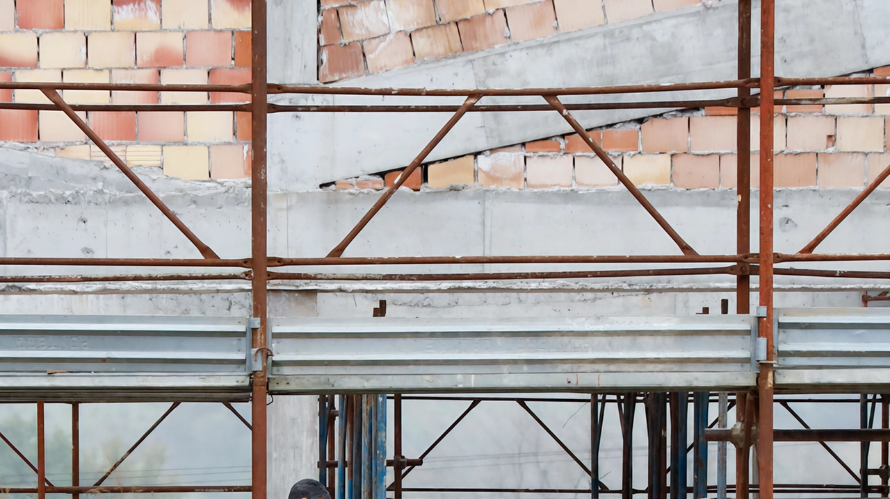 Il cantiere della scuola Toti, fermo da mesi, dovrebbe ripartire a stretto giro Il cantiere della scuola Toti, fermo da mesi, dovrebbe ripartire a stretto giro