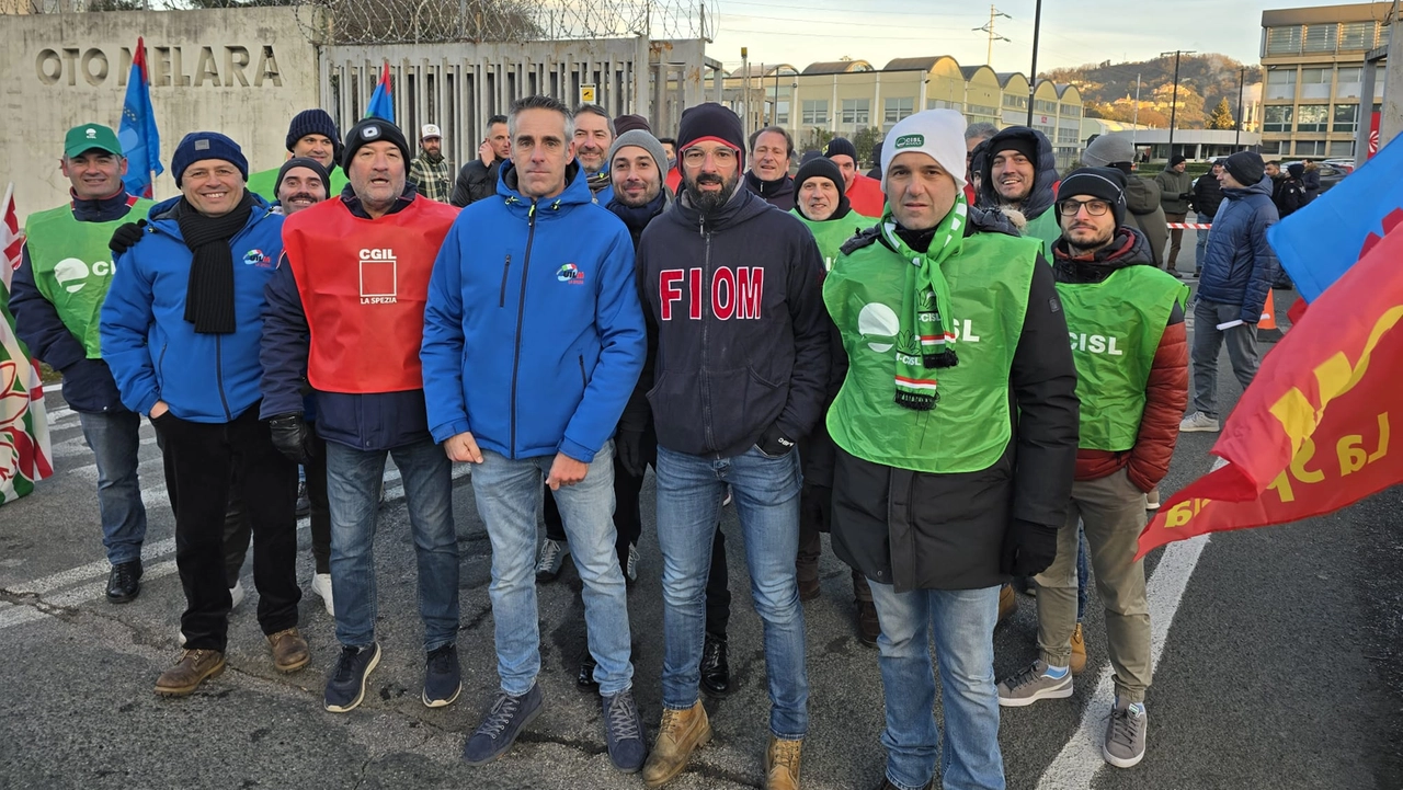 La manifestazione davanti alla sede dello stabilimento La manifestazione davanti alla sede dello stabilimento