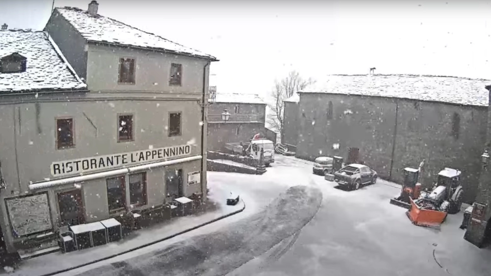 Neve a San Pellegrino in Alpe (Lucca) la mattina del 18 aprile