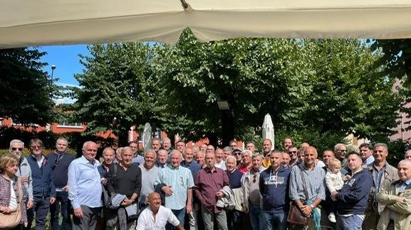 I carabinieri che hanno prestato servizio alle dipendenze della tenenza si sono ritrovati per un pranzo all’hotel Fabbrini I carabinieri che hanno prestato servizio alle dipendenze della tenenza si sono ritrovati per un pranzo all’hotel Fabbrini