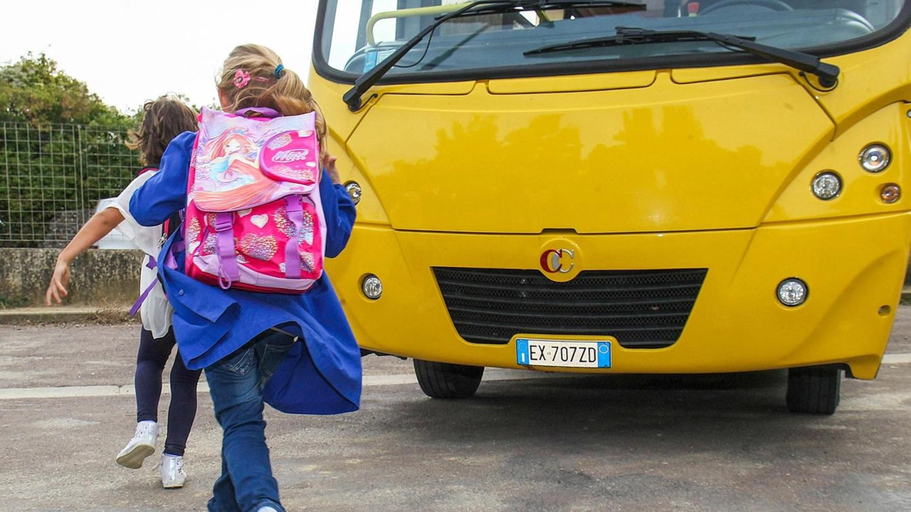 Un pulmino impiegato per il servizio di scuolabus (immagine di repertorio) Un pulmino impiegato per il servizio di scuolabus (immagine di repertorio)
