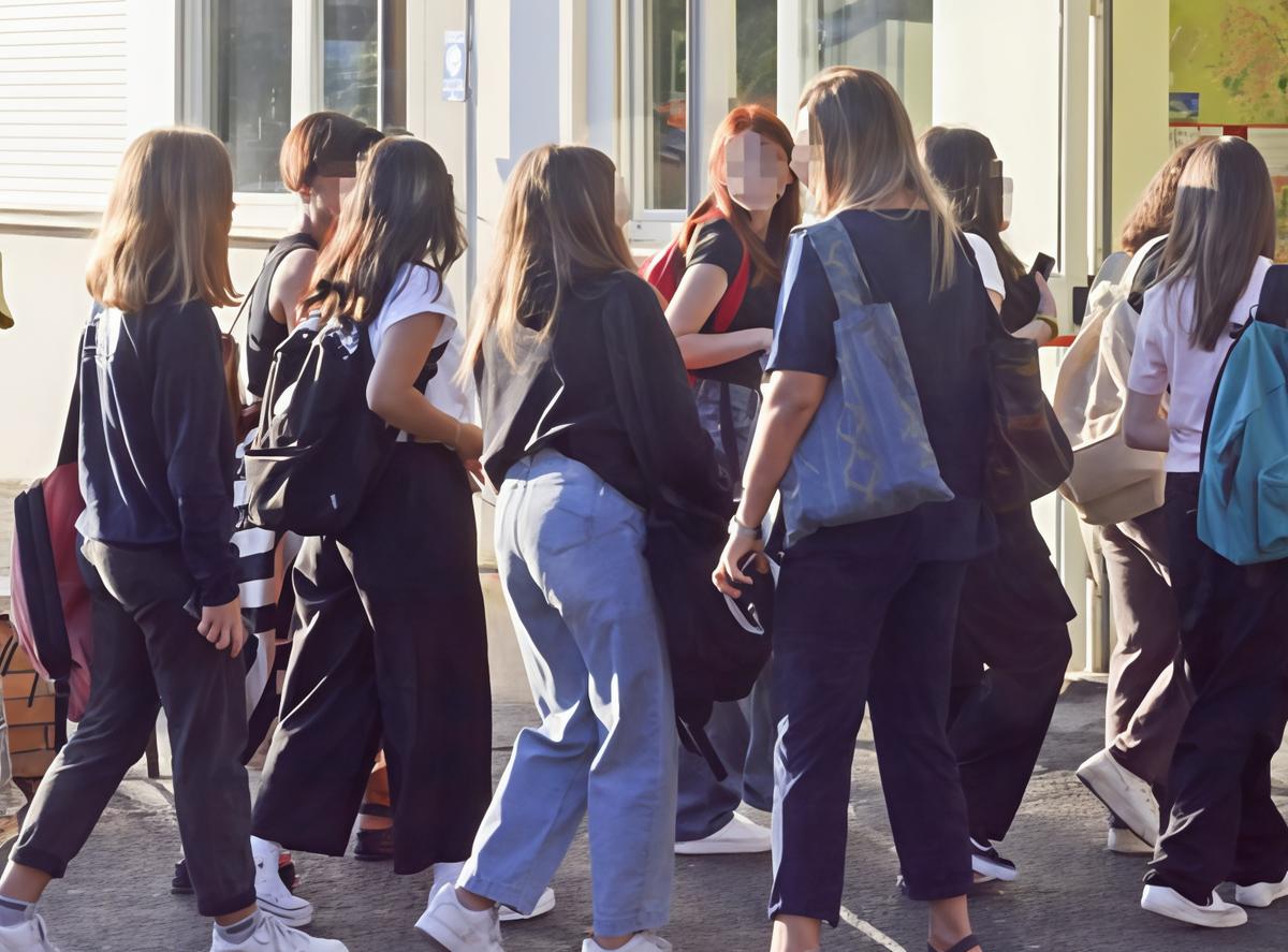 https://www.lanazione.it/image-service/view/acePublic/alias/contentid/MDE2Zjk4MmUtMTRhMi00/0/cellulare-vietato-in-classe-alcuni-dei-timori-degli-studenti-li-dobbiamo-lasciare-incustoditi.jpeg?f=1.90:1&w=1200