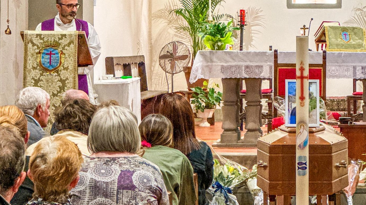 Ieri nella chiesa della Misericordia tante persone hanno partecipato alla veglia per ricordare il 19enne morto nell’incidente in via del Parlamento Europeo a Scandicci. Don Ambu: "Dio non ci ha voltato le spalle". Ieri nella chiesa della Misericordia tante persone hanno partecipato alla veglia per ricordare il 19enne morto nell’incidente in via del Parlamento Europeo a Scandicci. Don Ambu: "Dio non ci ha voltato le spalle".