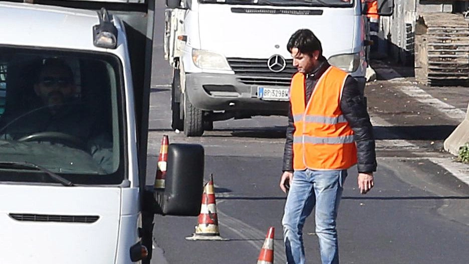 Da venerdì pomeriggio a lunedì mattina ultima fase degli interventi per la stesa dello strato di asfalto drenante tra Ferro di Cavallo e Olmo. Da venerdì pomeriggio a lunedì mattina ultima fase degli interventi per la stesa dello strato di asfalto drenante tra Ferro di Cavallo e Olmo.