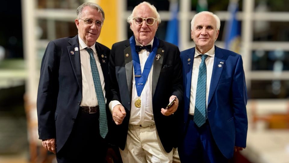 La consegna della Carta al neonato Rotary Club di Torre del Lago, alla presenza del governatore del distretto 2071, Giorgio Odello, di numerose autorità rotariane e di. molti sostenitori La consegna della Carta al neonato Rotary Club di Torre del Lago, alla presenza del governatore del distretto 2071, Giorgio Odello, di numerose autorità rotariane e di. molti sostenitori