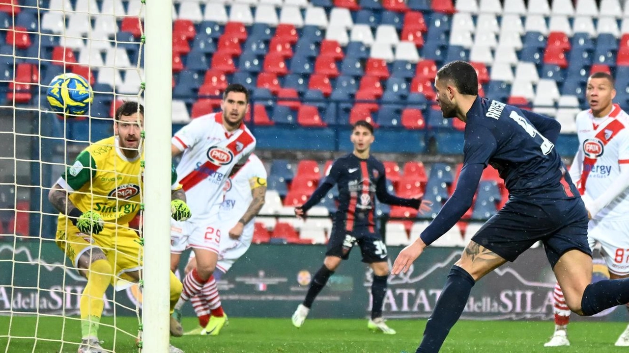 Gabriele Artistico, in gol con la maglia del Cosenza contro il Mantova, è in procinto di vestire la maglia bianca dello Spezia. Si attende l’accordo con la Lazio