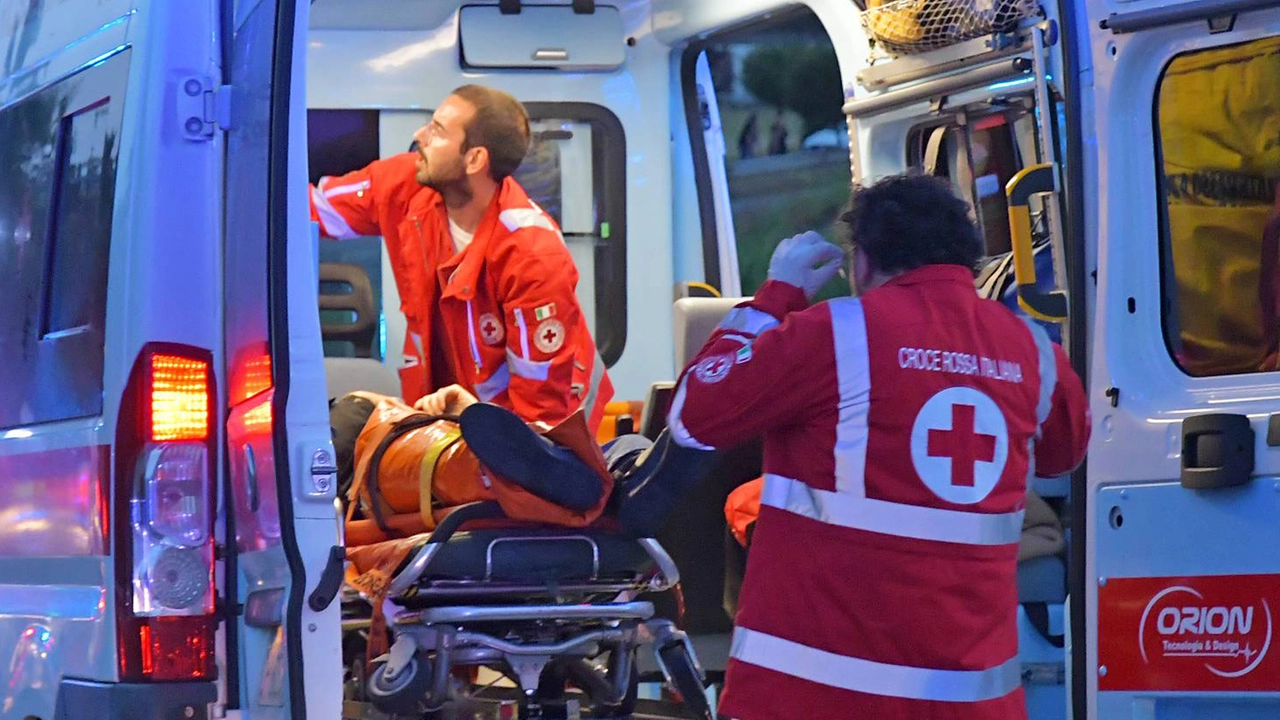 L'uomo è stato trasportato all'ospedale Careggi dai sanitari (Foto di repertorio) L'uomo è stato trasportato all'ospedale Careggi dai sanitari (Foto di repertorio)