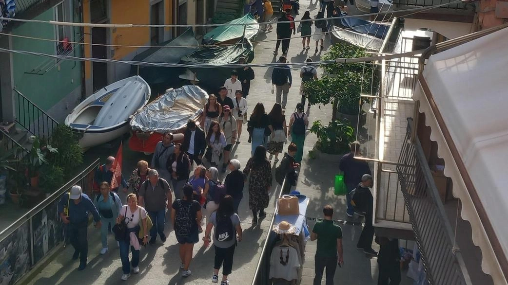 A Manarola un regolamento comunale permette lo stazionamento a terra delle barche. La normativa era stata impugnata al Tar e poi al Consiglio di Stato A Manarola un regolamento comunale permette lo stazionamento a terra delle barche. La normativa era stata impugnata al Tar e poi al Consiglio di Stato