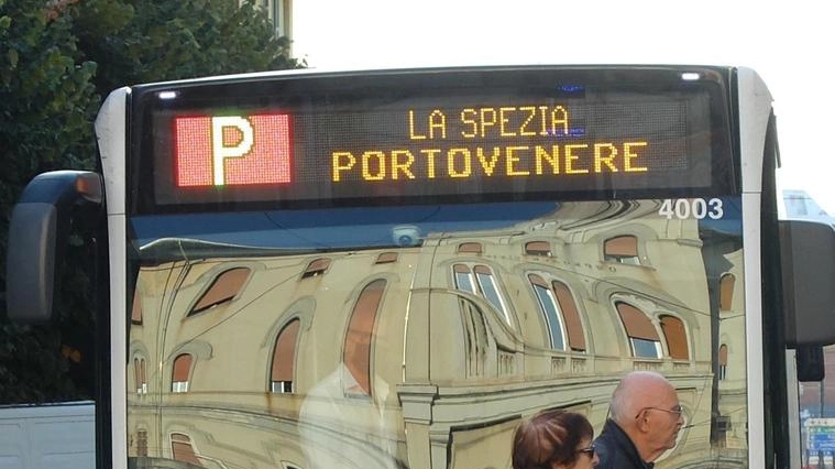 Un autobus della linea P, La Spezia-Porto Venere (. foto di repertorio Un autobus della linea P, La Spezia-Porto Venere (. foto di repertorio