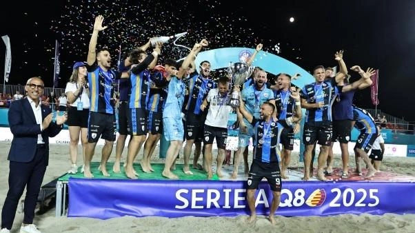 Il momento della consegna della coppa dello scudetto al Pisa Beach Soccer campione d’Italia (foto Lega Nazionale Dilettanti Beach Soccer)