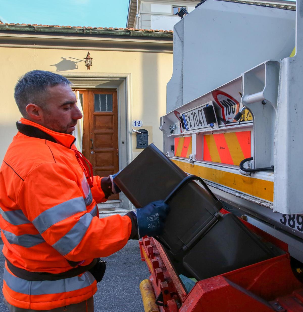 https://www.lanazione.it/image-service/view/acePublic/alias/contentid/MDE5MTU1ZTItM2M4Yi00/0/rivoluzione-rifiuti-al-via-ecco-le-novita-in-arrivo.jpeg?f=1.91:1&w=1200