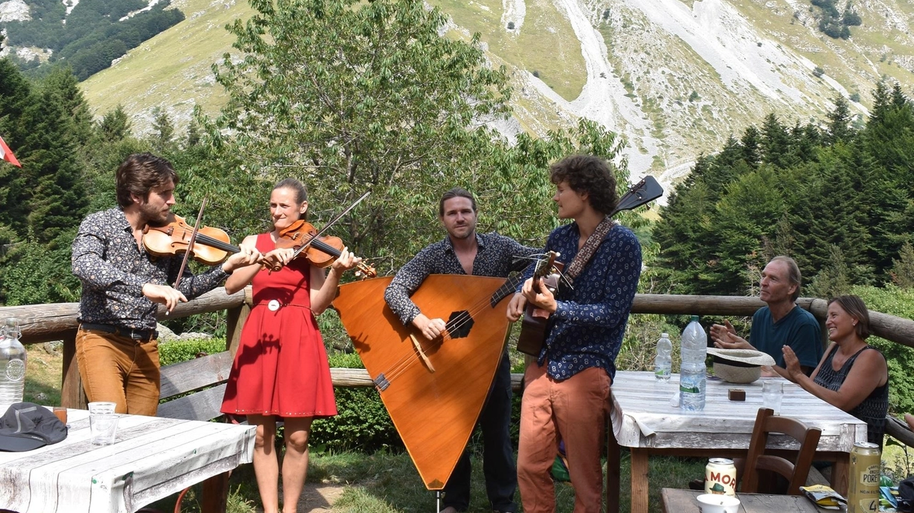 Numeri importanti per la XII edizione del festival tra concerti ad alta quota ed escursioni organizzate dal Cai. Oltre 4500 partecipanti Numeri importanti per la XII edizione del festival tra concerti ad alta quota ed escursioni organizzate dal Cai. Oltre 4500 partecipanti