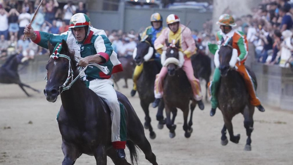 di Laura Valdesi SIENA Fa caldissimo a Siena. Non per le temperature che hanno sfiorato i 40 gradi ma per il Palio... di Laura Valdesi SIENA Fa caldissimo a Siena. Non per le temperature che hanno sfiorato i 40 gradi ma per il Palio...