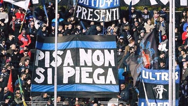 Lo striscione Pisa Non si Piega