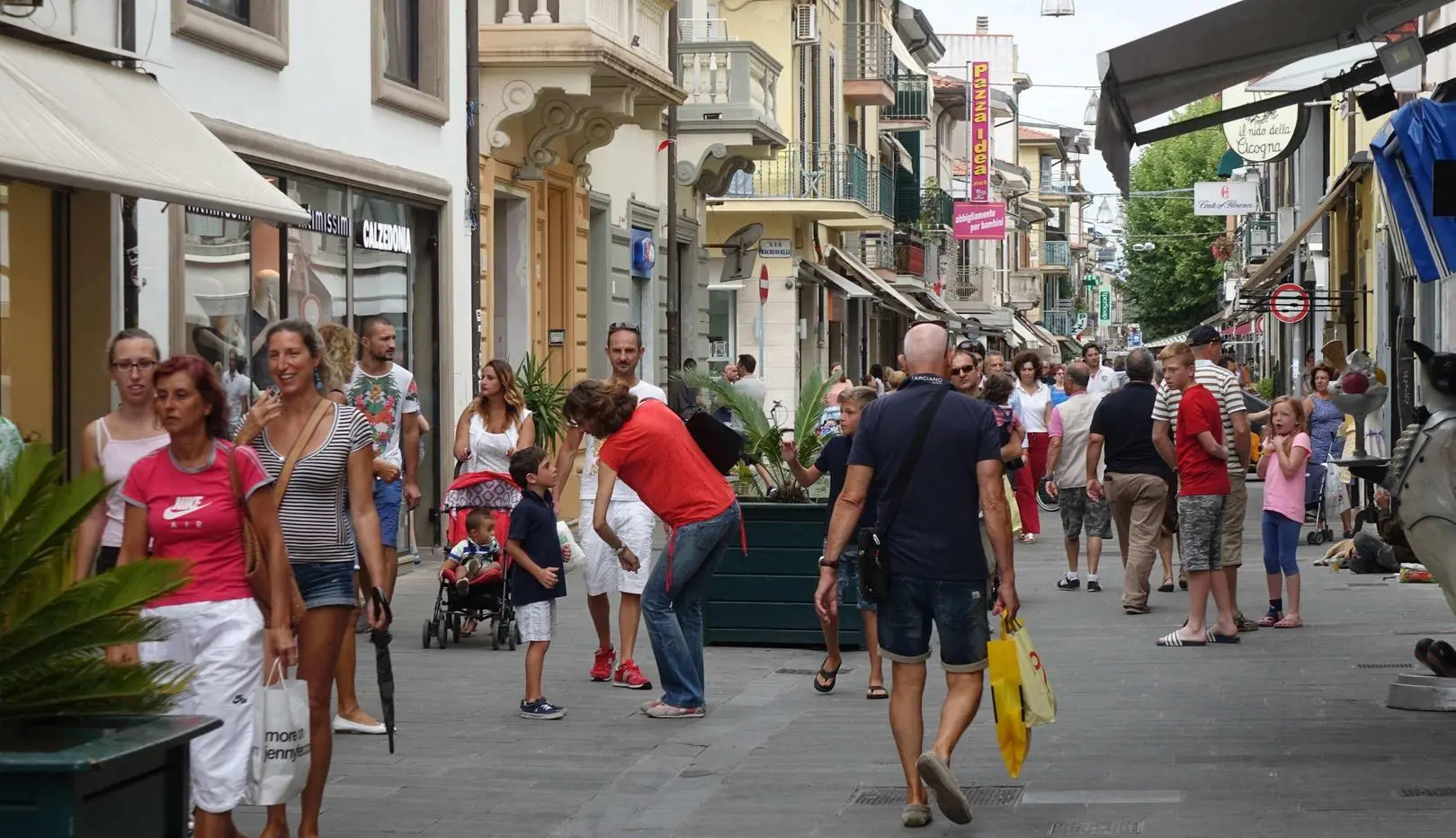 Il primo weekend di saldi: "Una buona affluenza favorita dal meteo incerto"