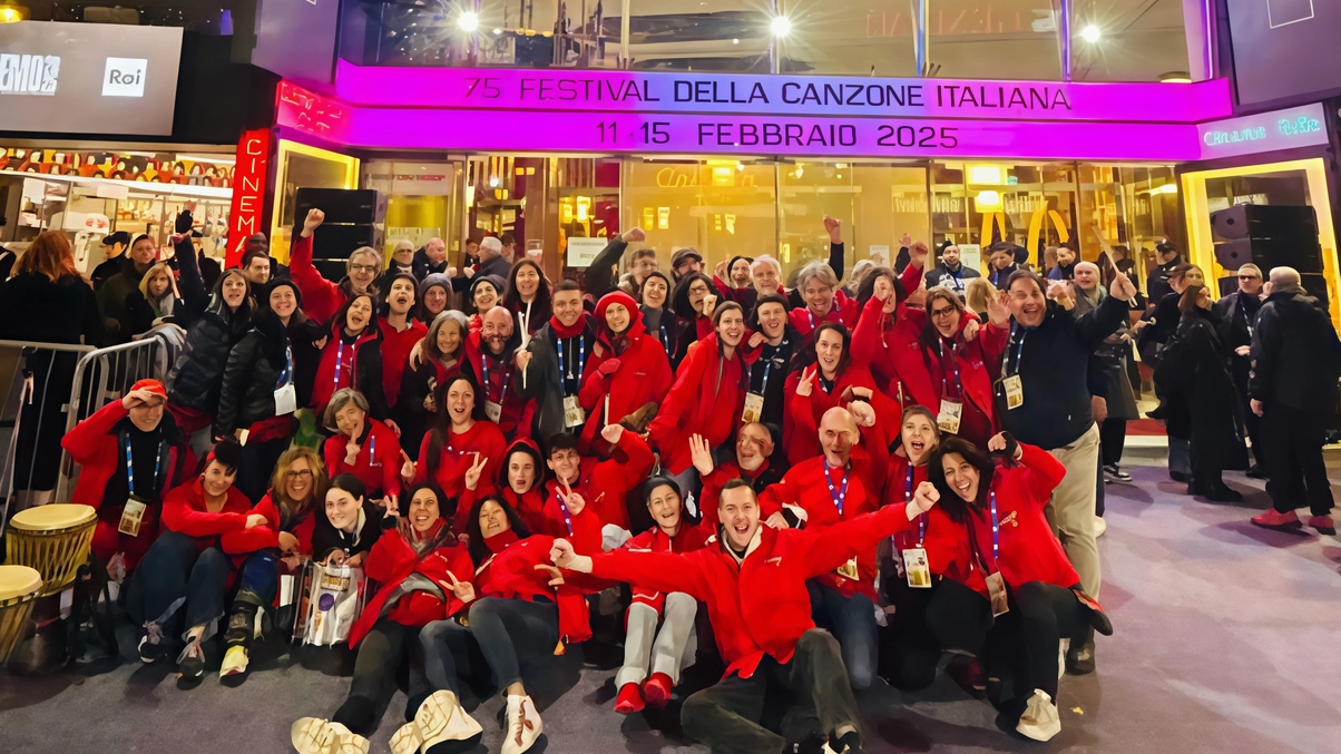 La nota orchestra valdelsana Bandão davanti al teatro Ariston di Sanremo