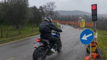 Il maltempo dello scorso marzo ha causato uno smottamento in via Santo Stefano, con la strada che risulta ancora oggi... Il maltempo dello scorso marzo ha causato uno smottamento in via Santo Stefano, con la strada che risulta ancora oggi...