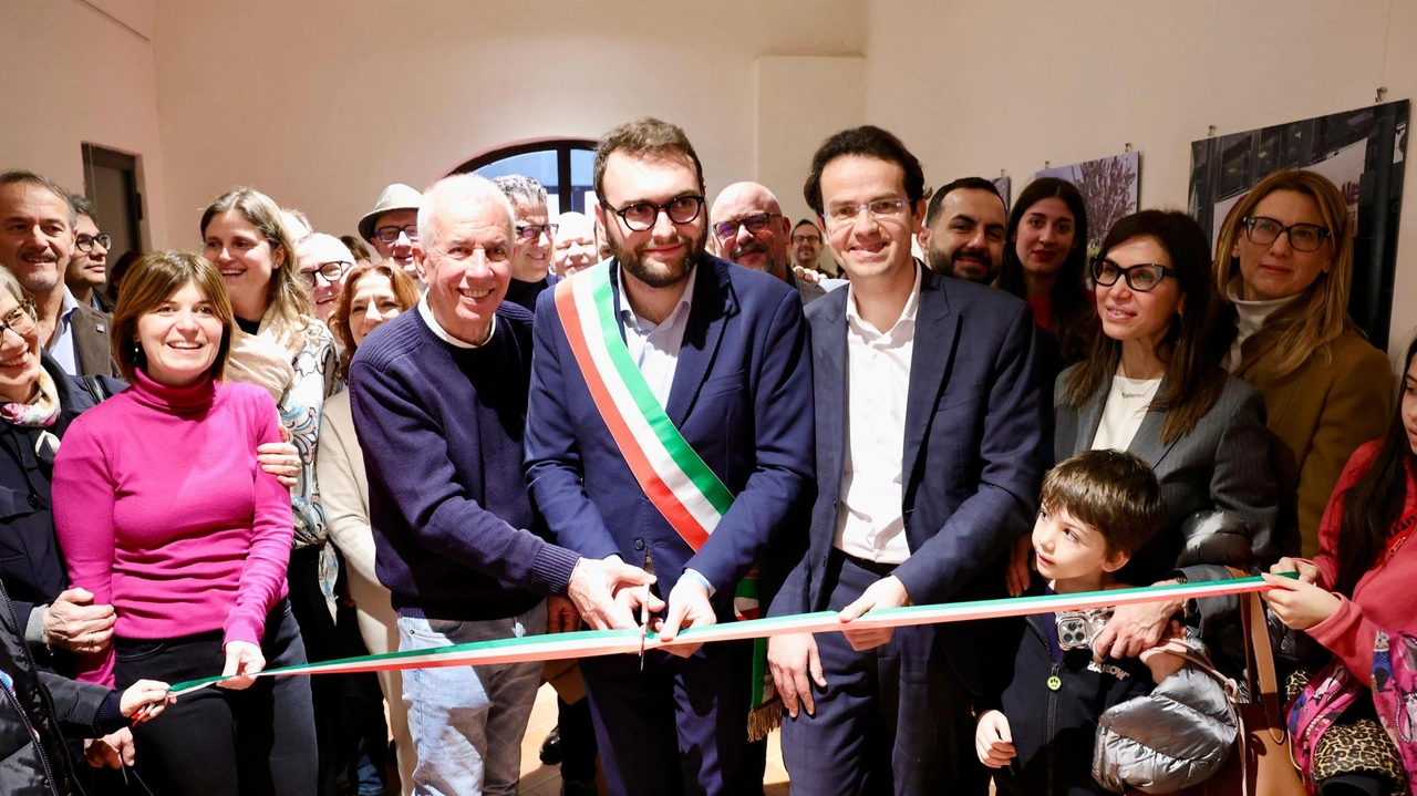 Il taglio del nastro con l’artista, i sindaci e il personale sanitario del San Giuseppe Il taglio del nastro con l’artista, i sindaci e il personale sanitario del San Giuseppe