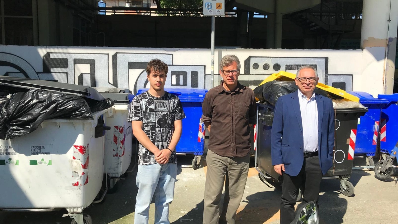 La denuncia del presidente del preside Alessandro Salerni, con il presidente del consiglio di istituto Pierpaolo Corradini e il rappresentante degli studenti in consiglio Michele Virgili. La denuncia del presidente del preside Alessandro Salerni, con il presidente del consiglio di istituto Pierpaolo Corradini e il rappresentante degli studenti in consiglio Michele Virgili.