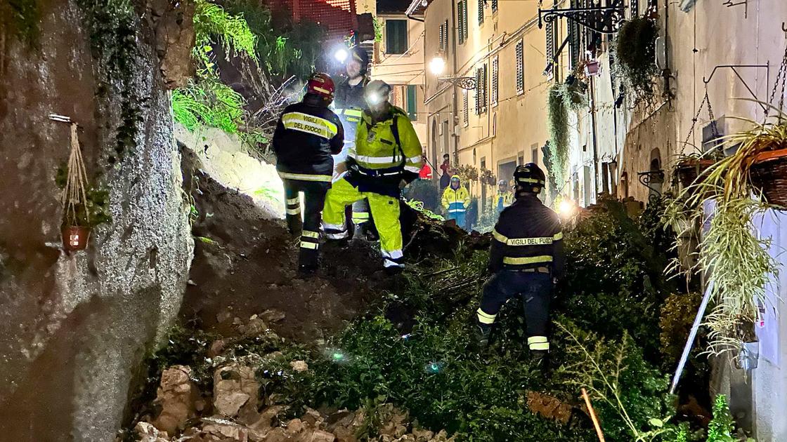 odissea per i pendolari  niente treni da signa  assalita l altra stazione   servono navette